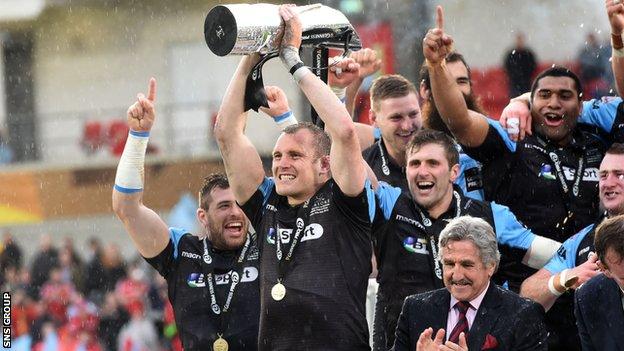 Al Kellock lifts the Pro12 trophy on his last appearance for Glasgow Warriors