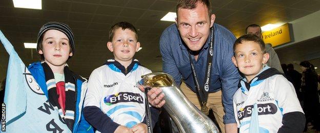 Al Kellock poses with some young supporters at Glasgow Airport