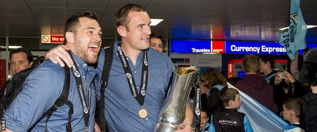 Sean Lamont and Al Kellock arrive in Glasgow on Sunday morning with the Guinness Pro12 trophy