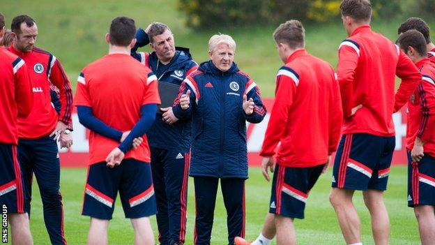 Scotland manager Gordon Strachan passes on a few thoughts at a training session