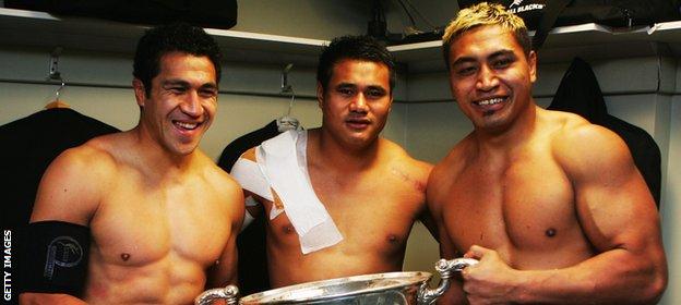 Collins (far right) poses with Mils Muliaina (left) and Isaia Toeava (centre) after New Zealand's 2007 Bledisloe Cup win