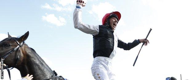 Frankie Dettori dismounts Golden Horn