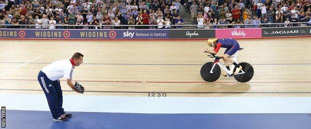 Bradley Wiggins breaks hour record