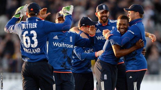 England players celebrate victory over New Zealand