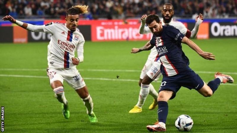 Paris St-Germain maintained their winning streak by beating Lyon in the French Ligue 1 match.