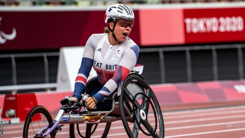 Hannah Cockroft edge past her own record to win the T34 100m at the Para-athletics Grand Prix.