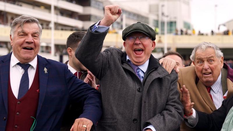 Sir Alex Ferguson celebrates Monmiral's win alongside fellow former football boss Sam Allardyce