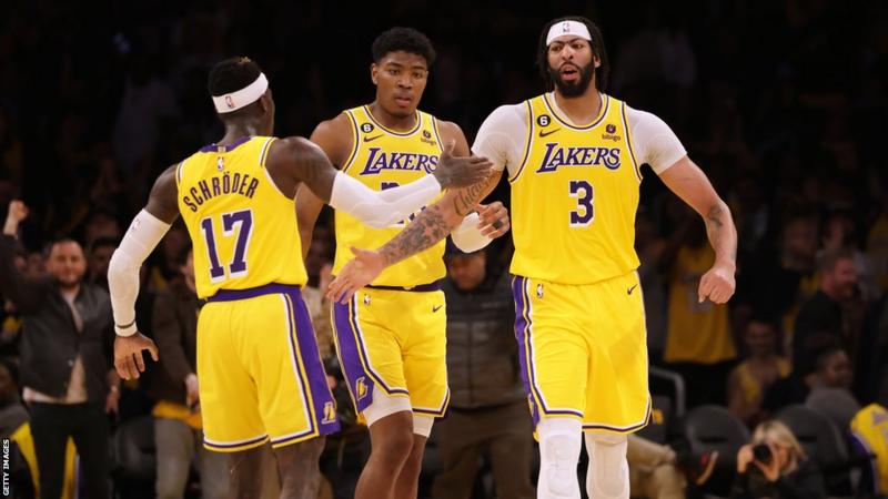 The LA Lakers continue their winning streak by edging past The Memphis Grizzlies.