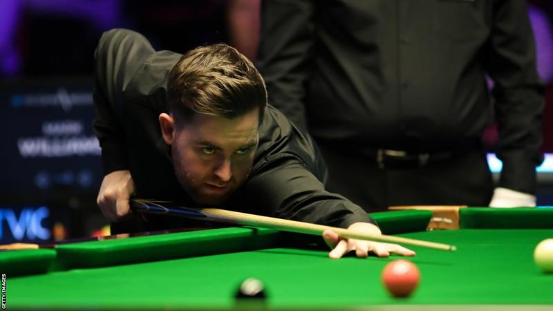 Jak Jones edged past Barry Hawkins in the final qualifying round of the World Snooker Championship.