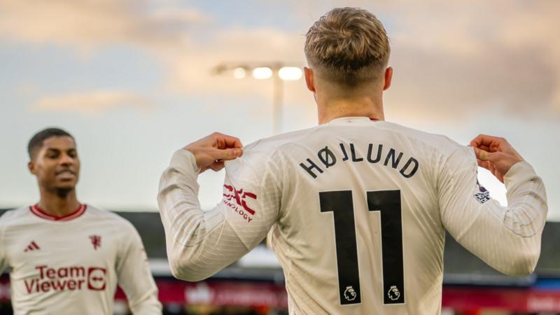 Rasmus Hojlund points to the name on the back of his shirt