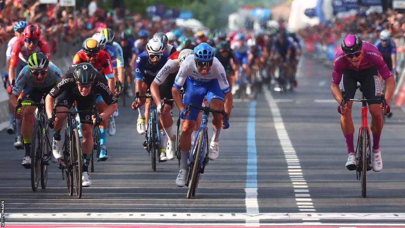 Thomas retains the overall lead as Alberto Dainese grabbed the pole position on stage 17 of the Giro d'Italia.