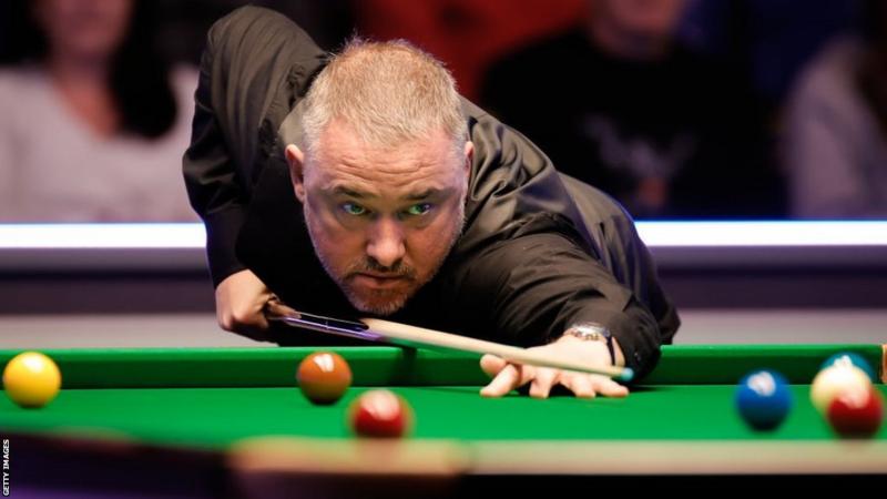 Stephen Hendry suffered defeat in the World Snooker Championship's qualifying round.