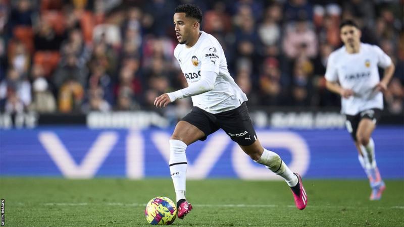 Dutch striker, Justin Kluivert has signed a deal to join Bournemouth from Roma.