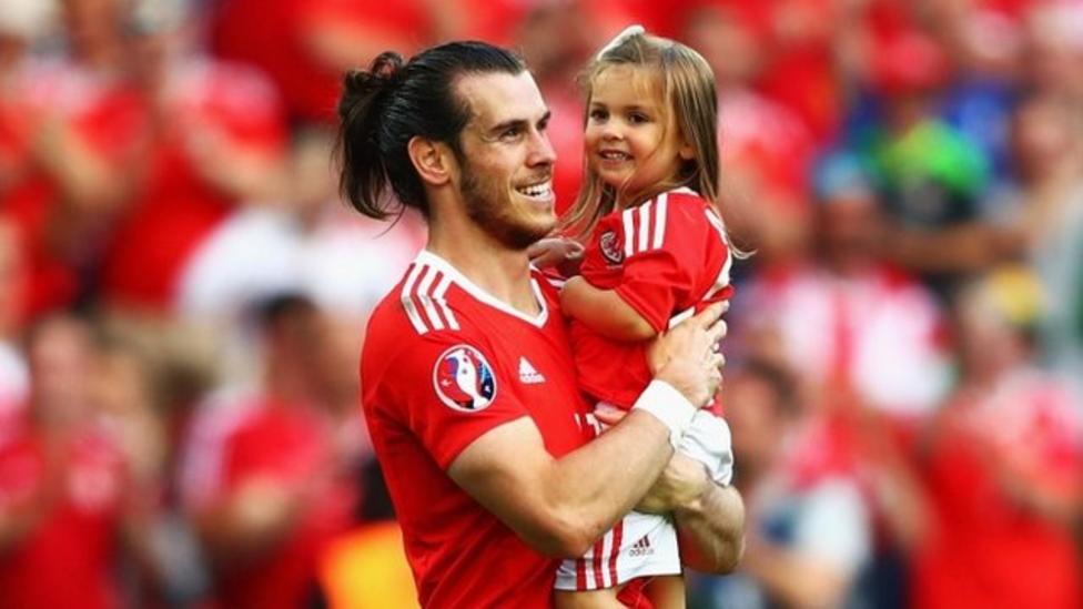 Wales' Gareth Bale celebrates winning with his daughter - CBBC Newsround