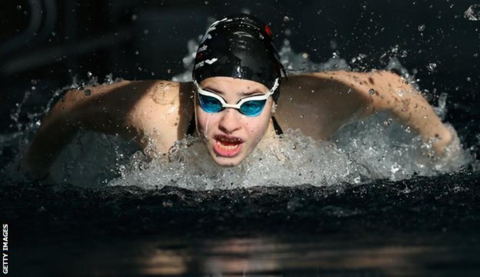 Who you to swim. Юсра мардини. юсра гейик. she swimming. юсра гейик актриса.