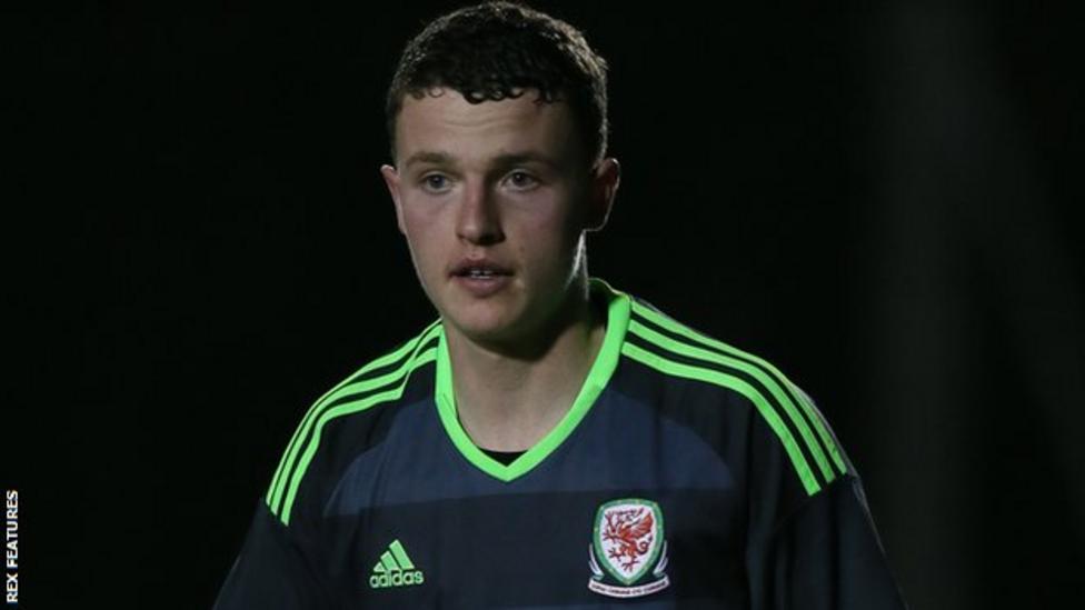 Nathan Broadhead Burton Albion sign Everton's Wales Under21 striker