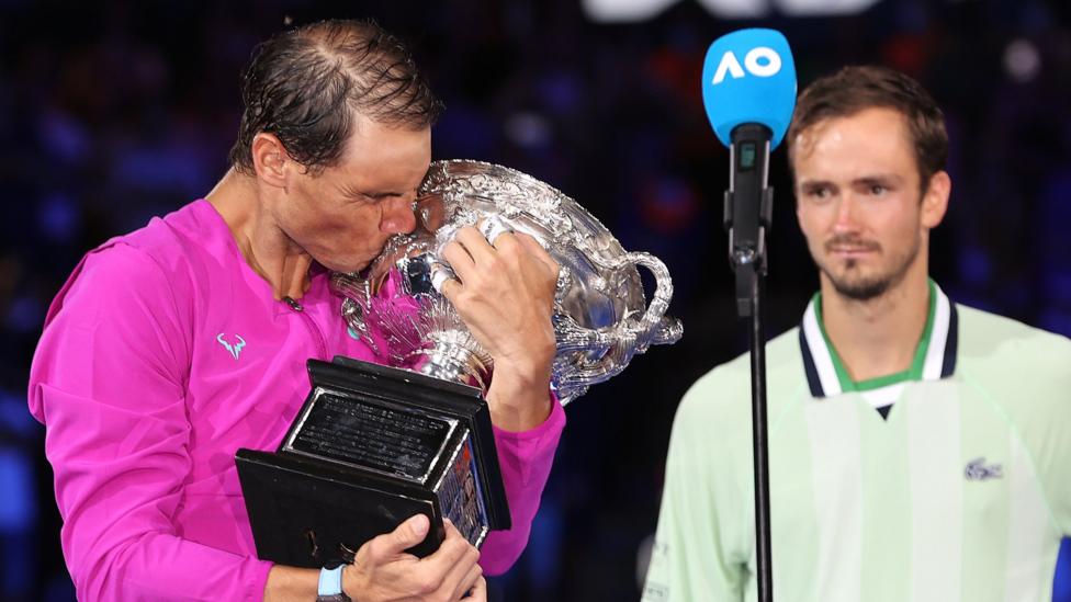 Australian Open: Rafael Nadal beats Daniil Medvedev from two sets down in Melbourne epic (bbc.com)