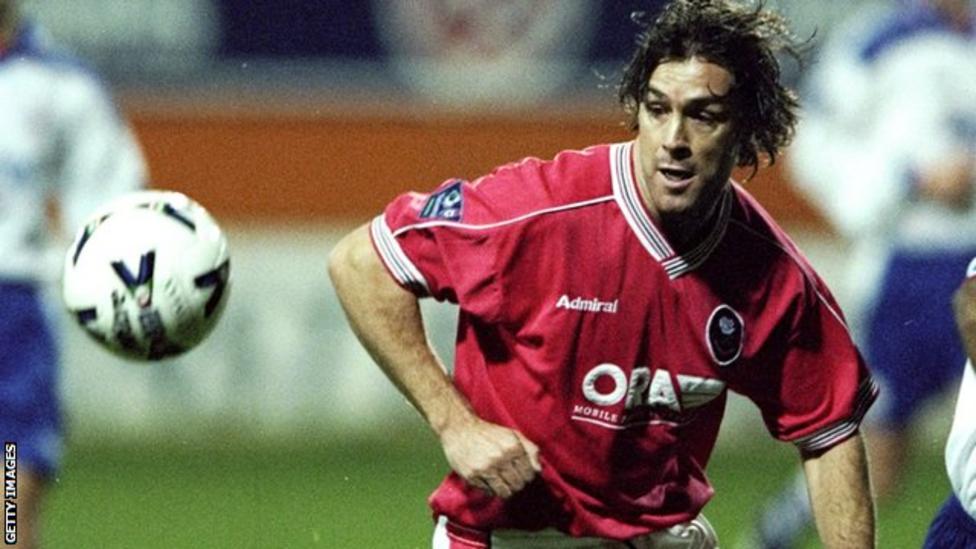 Ashley Ward playing for Barnsley in 1998