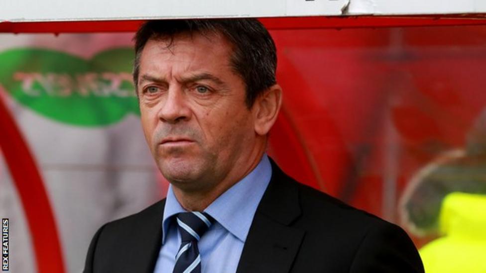 Phil Brown Southend United boss keeps players in dressing room BBC Sport