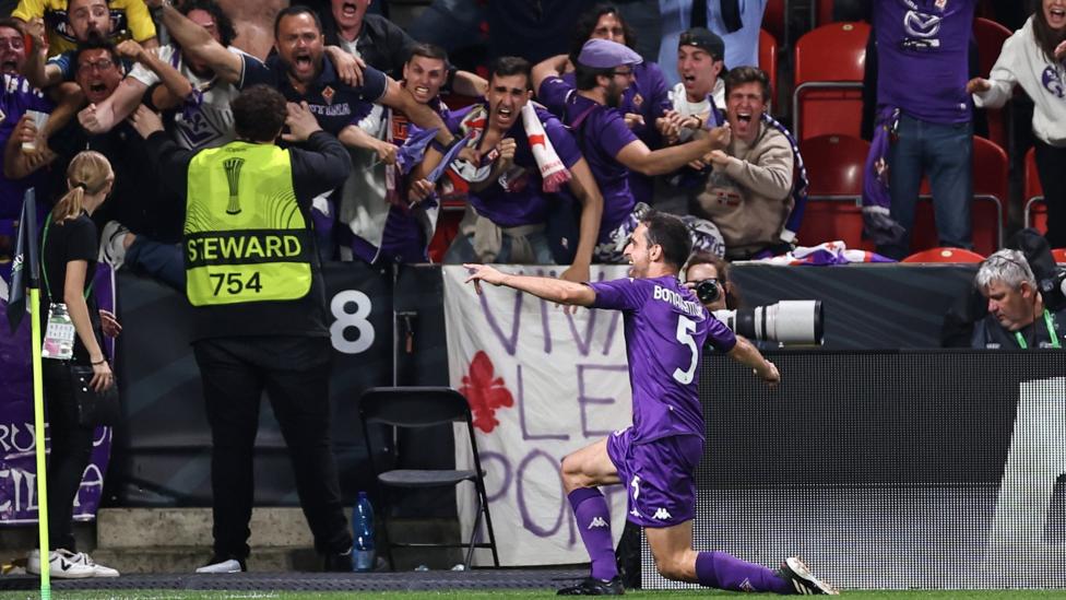 Fiorentina's Giacomo Bonaventura celebrates after scoring the equaliser to make it 1-1