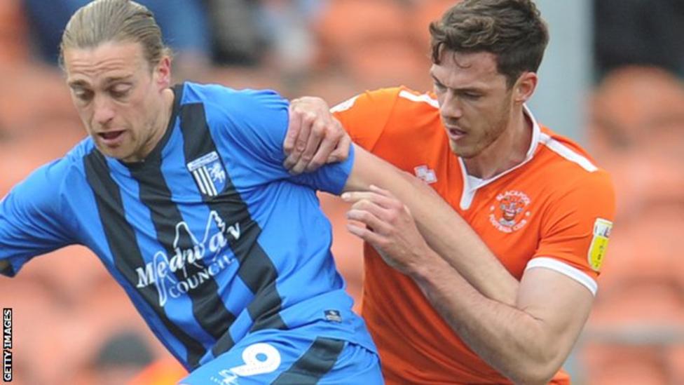Ben Heneghan Sheffield United defender returns to Blackpool on loan