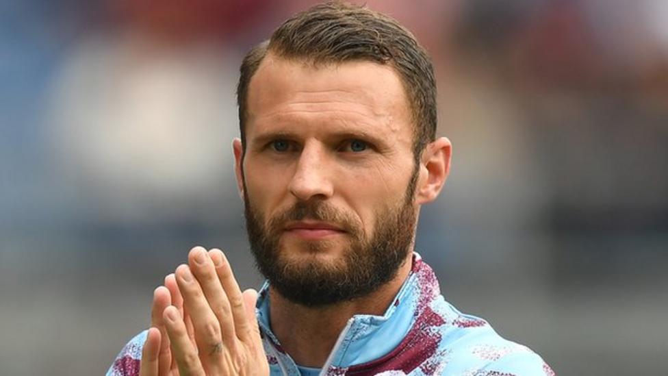 Erik Pieters: West Bromwich Albion sign former Burnley defender - BBC Sport