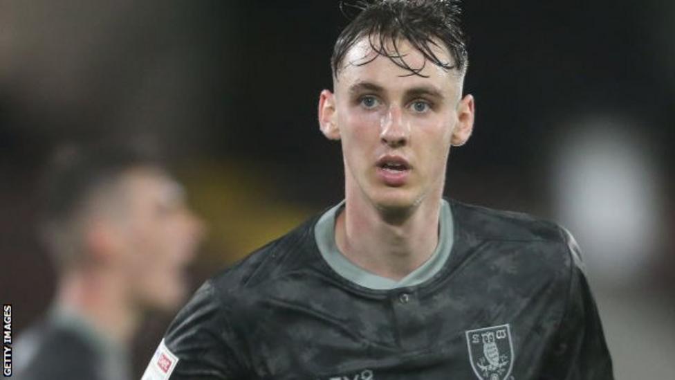 Ciaran Brennan Sheffield Wednesday Defender Signs New Deal Bbc Sport