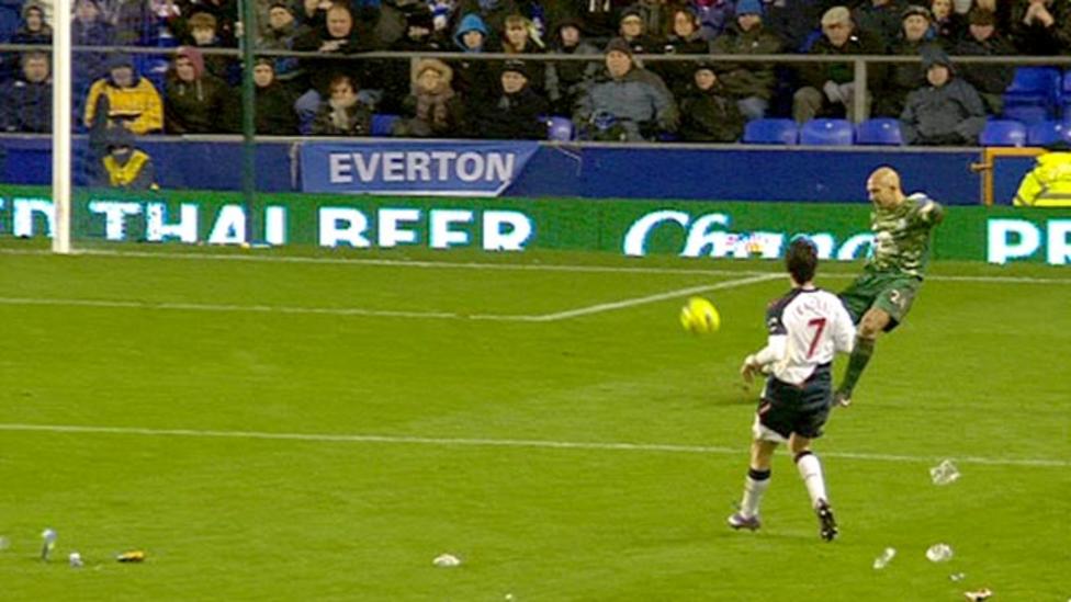 Everton goalkeeper Tim Howard scores 