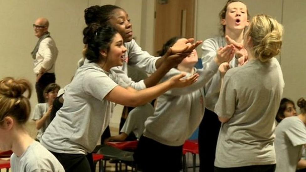 Top actor to launch free drama school for young people - CBBC Newsround