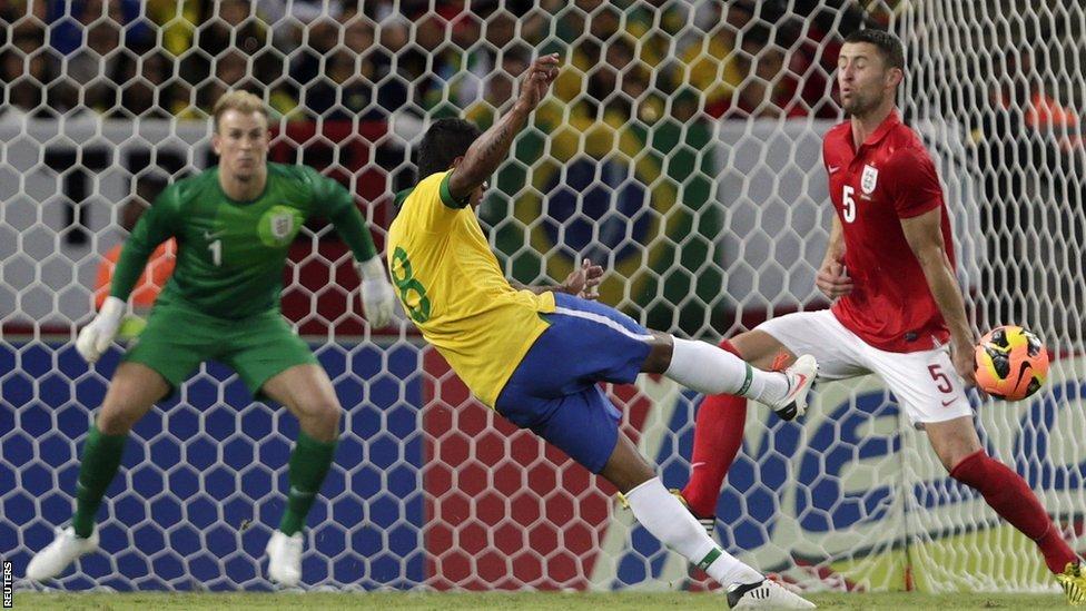 England vs brazil. Бразилия Англия 2013 год 2:2. Бразилия Англия 2002. Бразилия Англия 2002 год. Англия Бразилия 2014 проиграла.