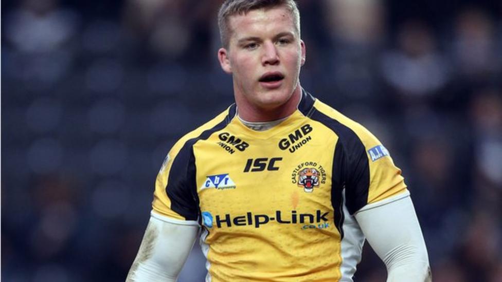 Adam Milner extends Castleford Tigers contract.