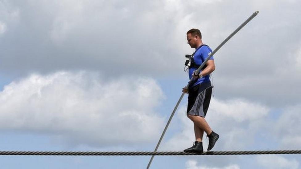 tightrope-walker-in-dangerous-challenge-cbbc-newsround