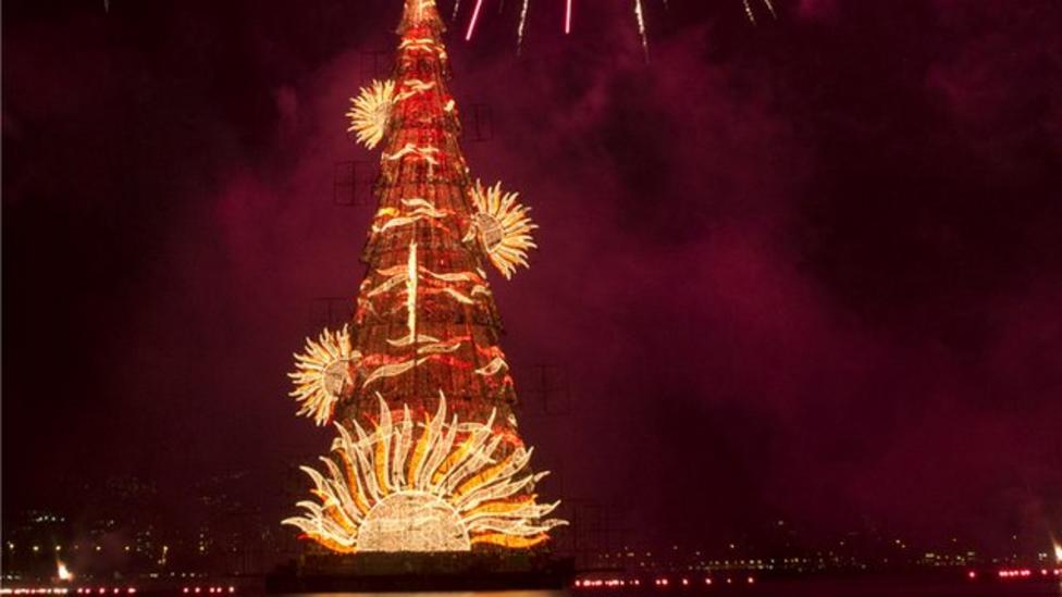 World's biggest floating Christmas tree in Brazil - CBBC Newsround