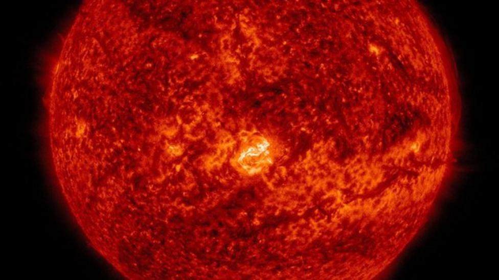 Nasa records Sun's biggest solar flare of 2015 - CBBC Newsround