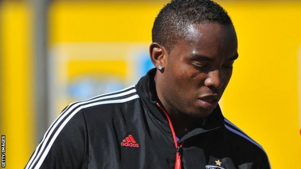 Benni McCarthy: Former South Africa striker robbed at gunpoint - BBC Sport