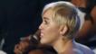 Un indigente recoge el premio MTV de Miley Cyrus