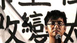 Alex Chow, secretario de la federación de estudiantes de Hong Kong dirigiéndose a los manifestantes