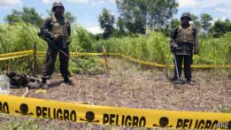 Soldados nicaragüenses protegen el área del impacto