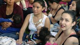Mujeres amamantando