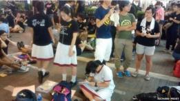 Estudiantes hacen la tarea durante una protesta en Hong Kong