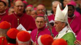 Papa francisco rodeado de obispos