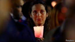 Una mujer sostiene una vela durante una vigilia la noche anterior al comienzo del sínodo.