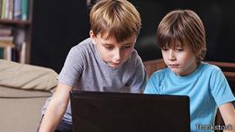 Niños frente a ordenador