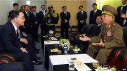 Hwang Pyong-so, vicepresidente de la Comisión Nacional de Defensa, en una reunión con el primer ministro de Corera del Sur, Chung Hong-won. 