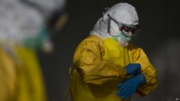 Persona con traje de protección contra el ébola