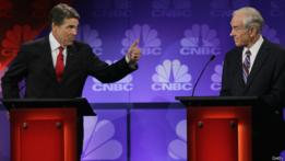 Rick Perry (izqda) y Ron Paul en un momento del debate.