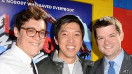 El codirector Phil Lord (izquierda), el productor Dan Lin (centro) y el codirector Chris Miller (derecha)
