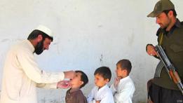 Vacunación contra la polio con escolta armada