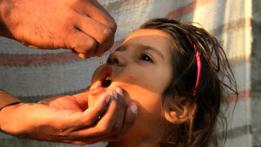 Niña siendo vacunada contra la polio en Pakistán
