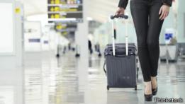 Mujer caminando con maleta en aeropuerto